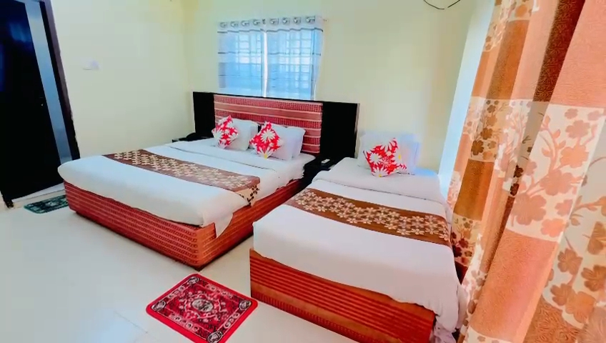 Deluxe connecting three person room 1